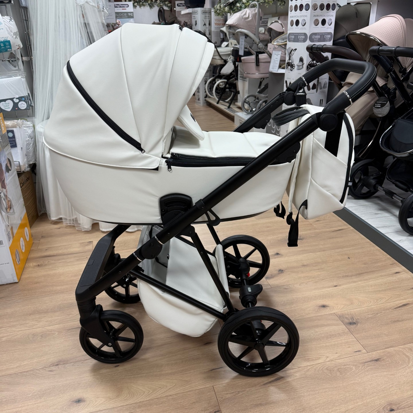 EX-DISPLAY Mee-go Milano Evo Pearl White Travel System